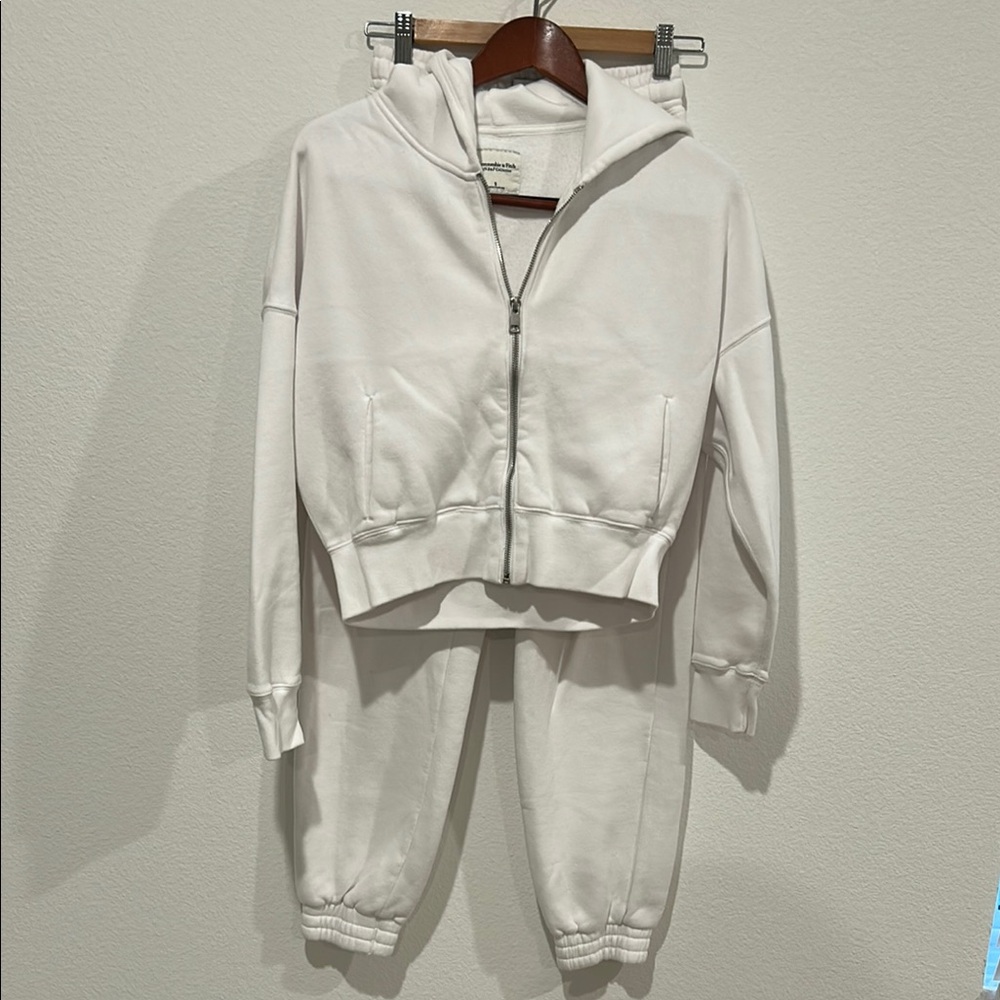 Vintage Abercrombie & Fitch Soft Hotel & Spa Cropped Jogger Set